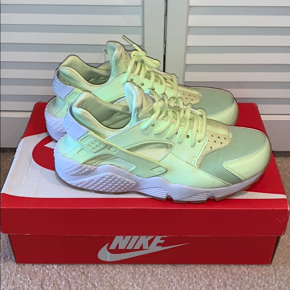 NEW wmns air huarache run size 7.5